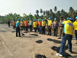 ซ่อมแซมถนนบ้านทุ่งจาน