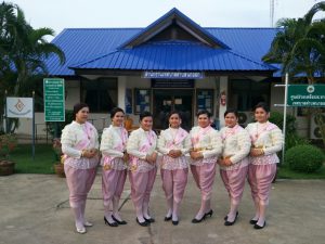 ร่วมขับร้องเพลงพระราชนิพนธ์