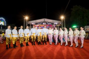 ร่วมขับร้องเพลงพระราชนิพนธ์