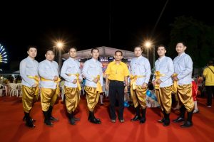 ร่วมขับร้องเพลงพระราชนิพนธ์