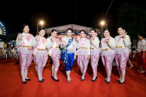 ร่วมขับร้องเพลงพระราชนิพนธ์