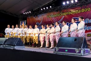 ร่วมขับร้องเพลงพระราชนิพนธ์