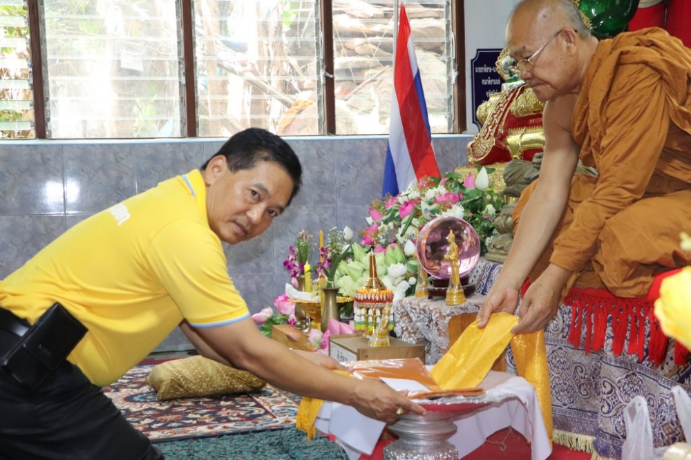 ถวายเทียนพรรษา