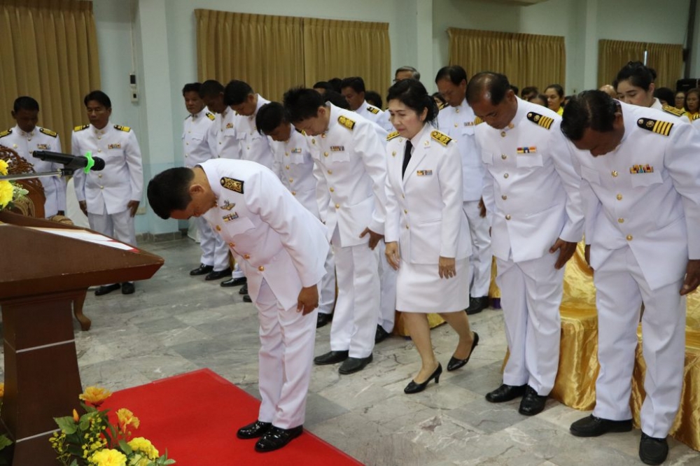 พิธีมอบพระบรมฉายาลักษณ์พระบาทสมเด็จพระเจ้าอยู่หัว