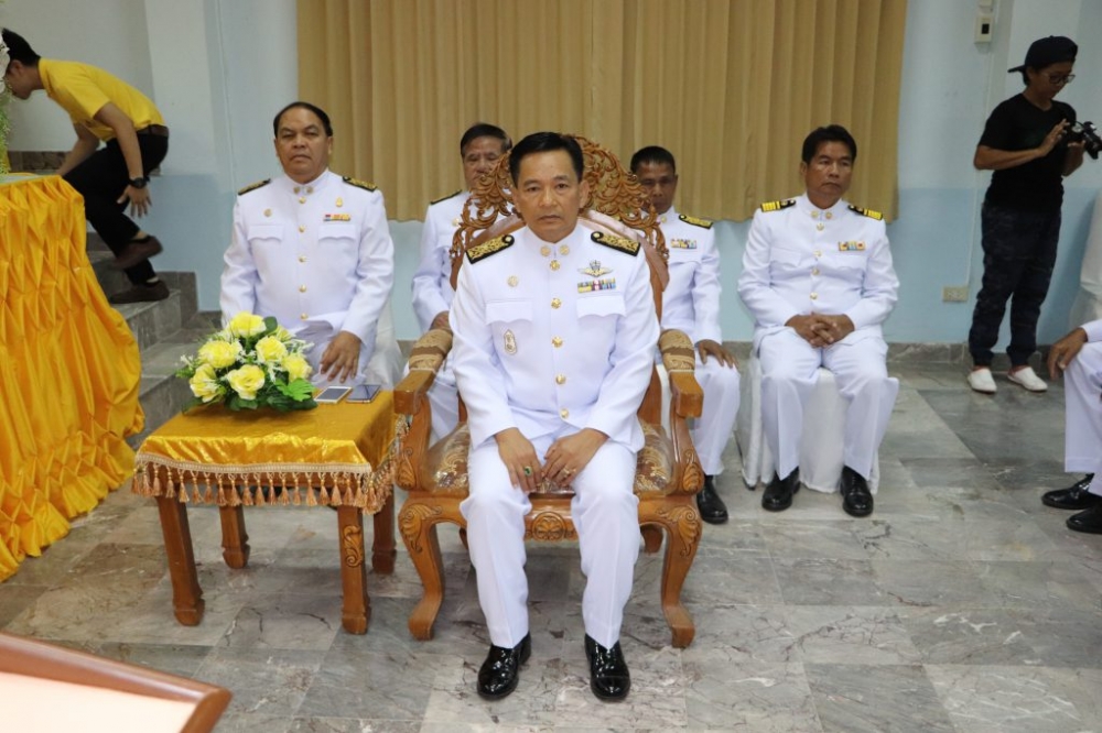 พิธีมอบพระบรมฉายาลักษณ์พระบาทสมเด็จพระเจ้าอยู่หัว