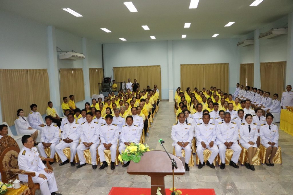 พิธีมอบพระบรมฉายาลักษณ์พระบาทสมเด็จพระเจ้าอยู่หัว