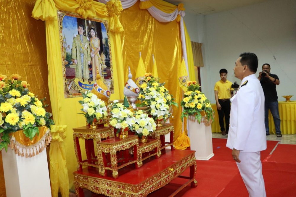 พิธีมอบพระบรมฉายาลักษณ์พระบาทสมเด็จพระเจ้าอยู่หัว