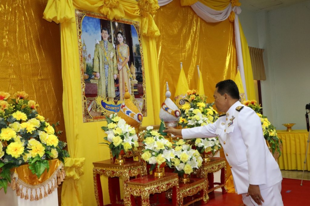 พิธีมอบพระบรมฉายาลักษณ์พระบาทสมเด็จพระเจ้าอยู่หัว