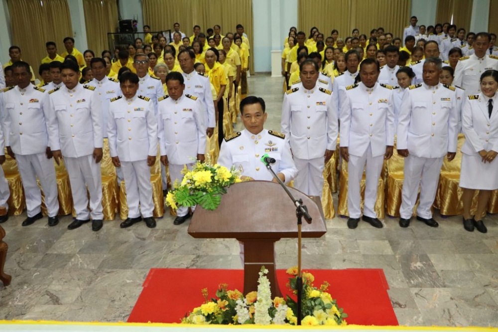 พิธีมอบพระบรมฉายาลักษณ์พระบาทสมเด็จพระเจ้าอยู่หัว