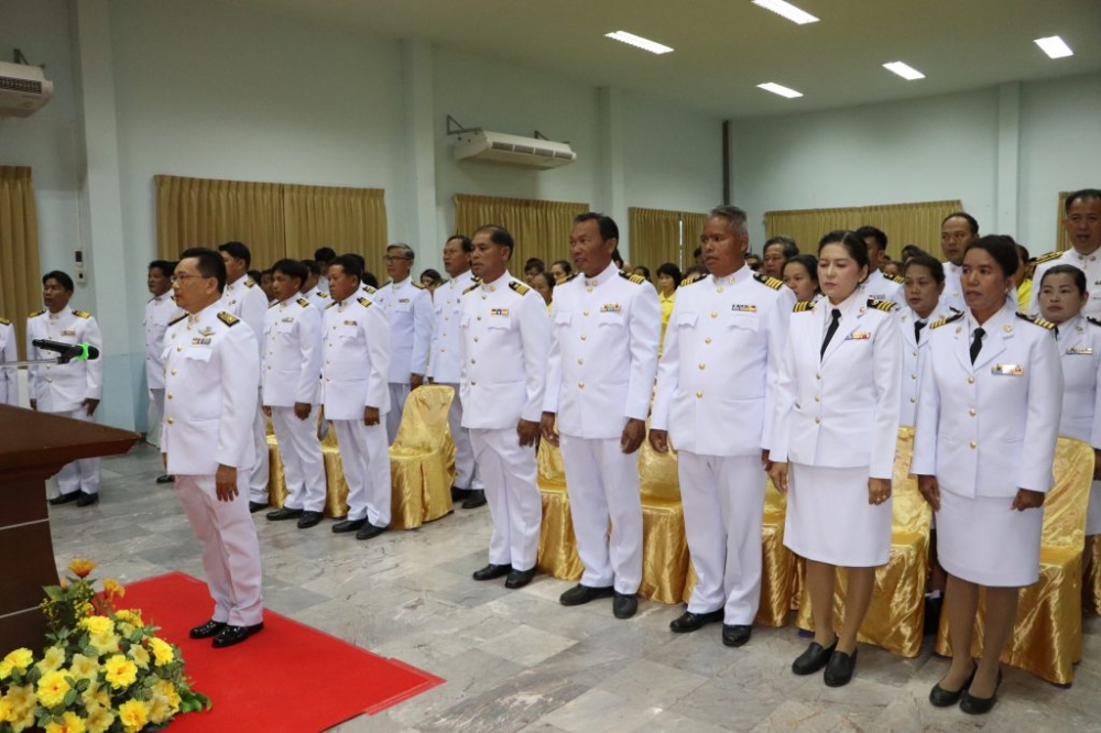 พิธีมอบพระบรมฉายาลักษณ์พระบาทสมเด็จพระเจ้าอยู่หัว