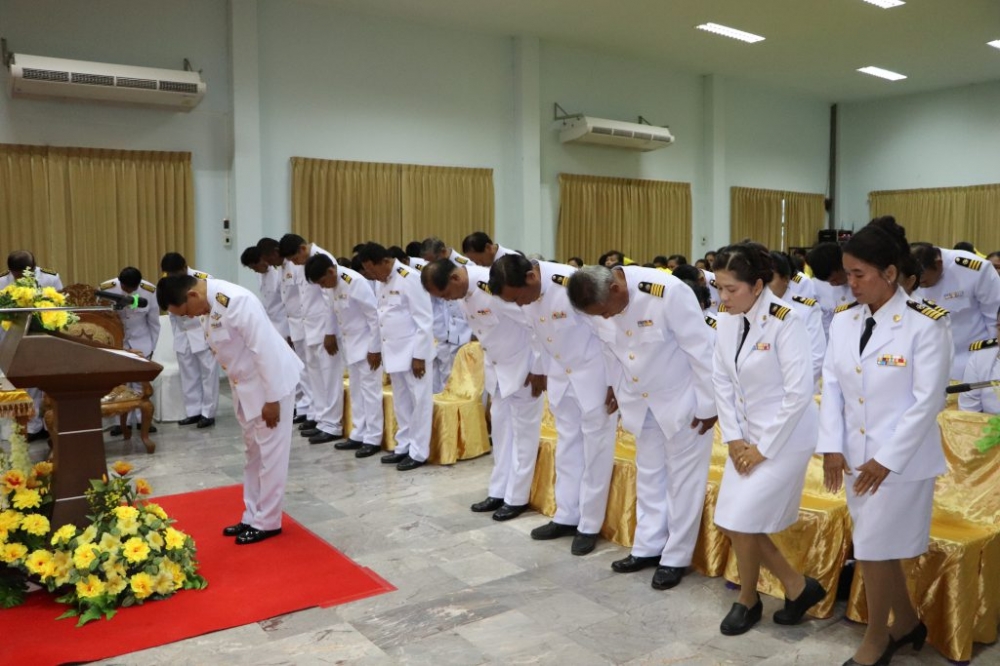 พิธีมอบพระบรมฉายาลักษณ์พระบาทสมเด็จพระเจ้าอยู่หัว