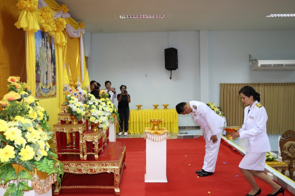 พิธีมอบพระบรมฉายาลักษณ์พระบาทสมเด็จพระเจ้าอยู่หัว