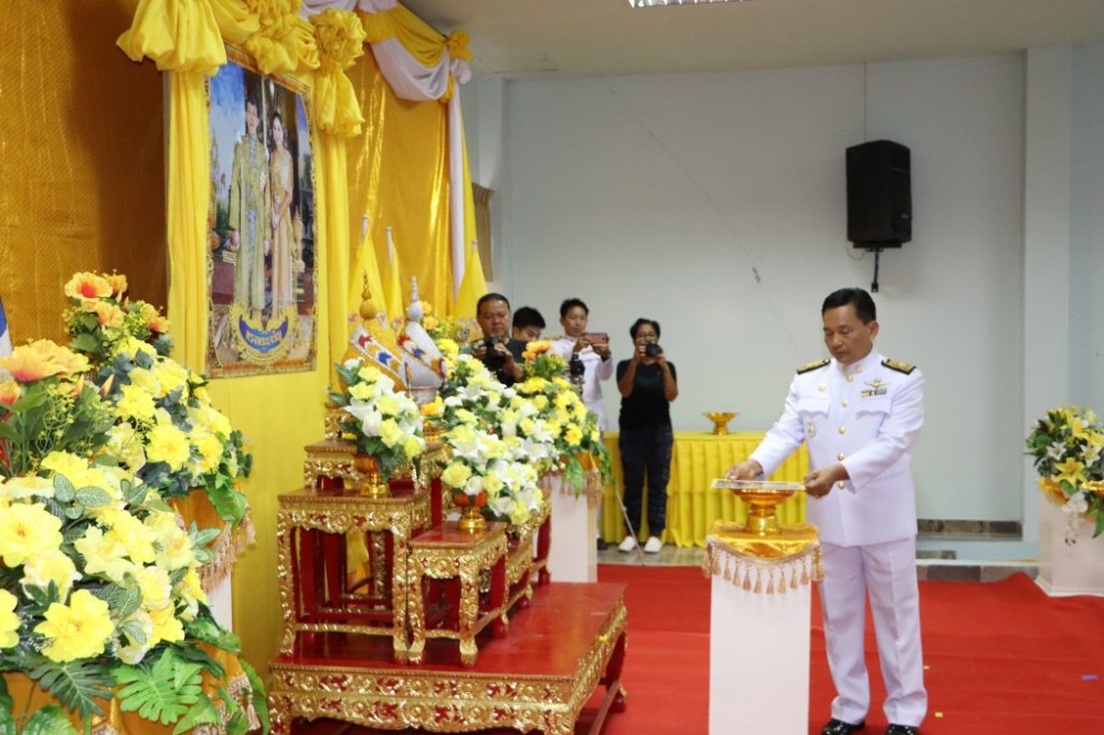 พิธีมอบพระบรมฉายาลักษณ์พระบาทสมเด็จพระเจ้าอยู่หัว