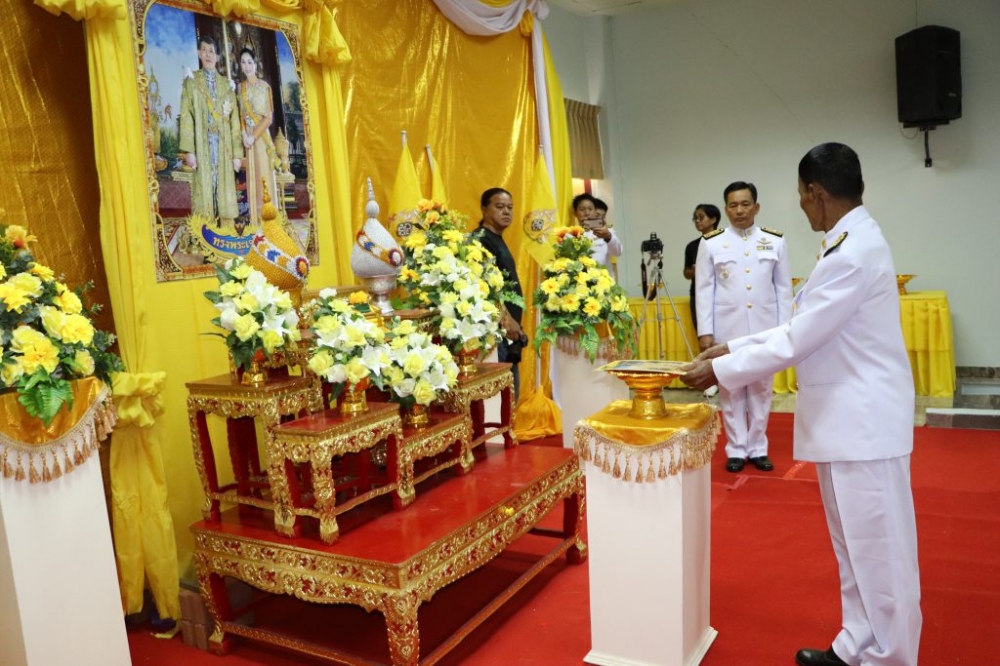 พิธีมอบพระบรมฉายาลักษณ์พระบาทสมเด็จพระเจ้าอยู่หัว