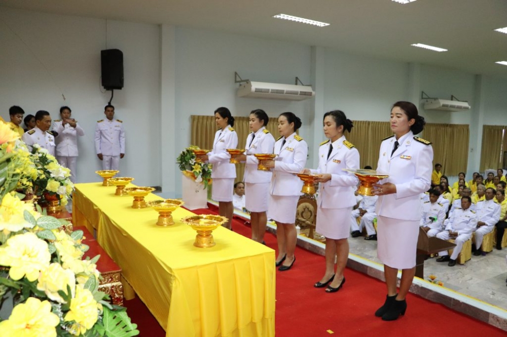 พิธีมอบพระบรมฉายาลักษณ์พระบาทสมเด็จพระเจ้าอยู่หัว