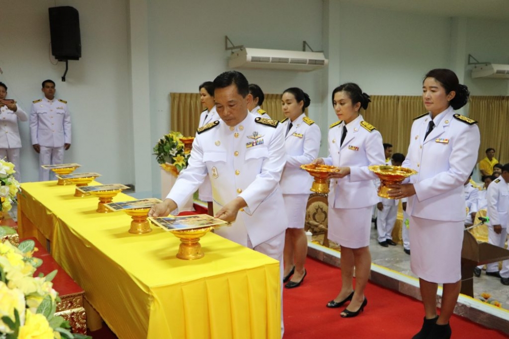 พิธีมอบพระบรมฉายาลักษณ์พระบาทสมเด็จพระเจ้าอยู่หัว