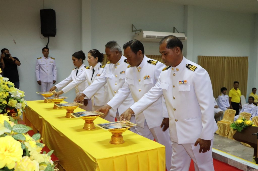 พิธีมอบพระบรมฉายาลักษณ์พระบาทสมเด็จพระเจ้าอยู่หัว