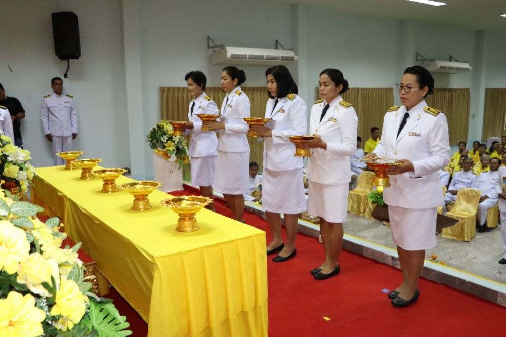 พิธีมอบพระบรมฉายาลักษณ์พระบาทสมเด็จพระเจ้าอยู่หัว