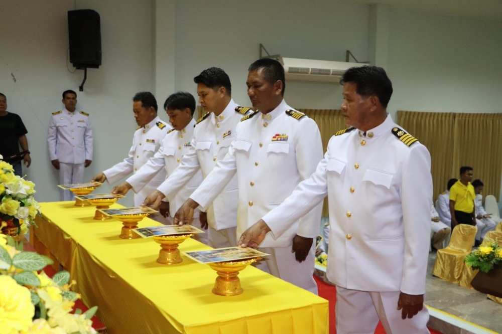 พิธีมอบพระบรมฉายาลักษณ์พระบาทสมเด็จพระเจ้าอยู่หัว