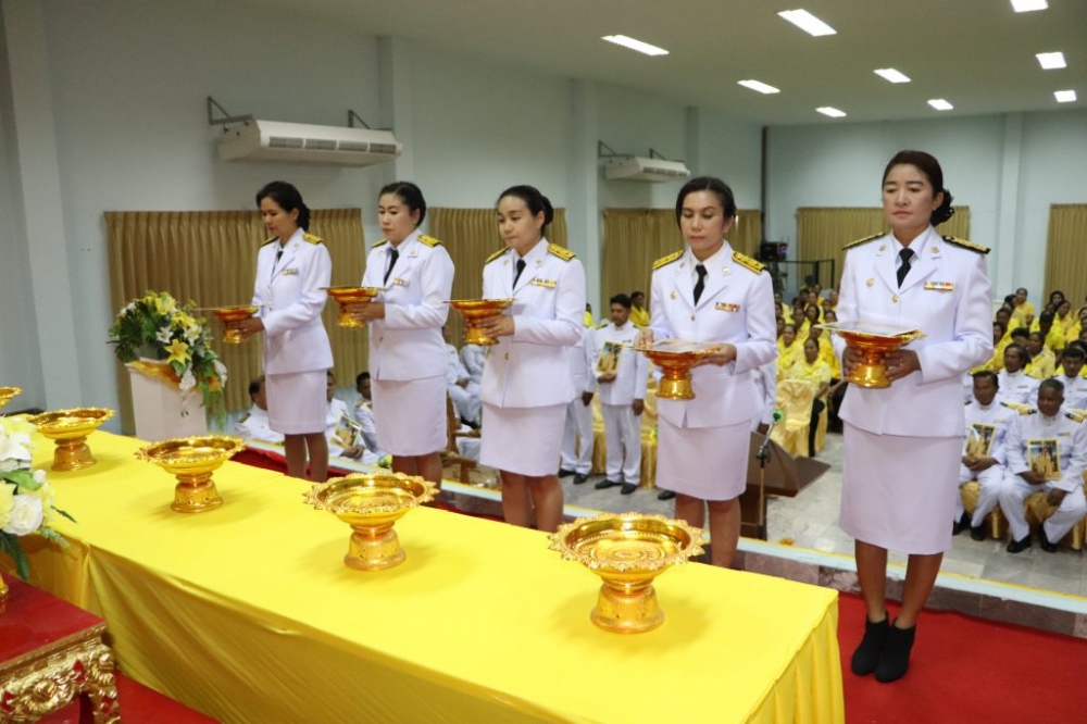 พิธีมอบพระบรมฉายาลักษณ์พระบาทสมเด็จพระเจ้าอยู่หัว