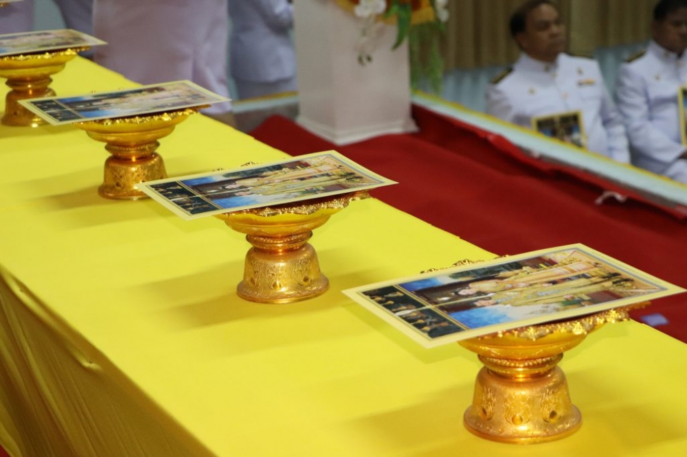 พิธีมอบพระบรมฉายาลักษณ์พระบาทสมเด็จพระเจ้าอยู่หัว