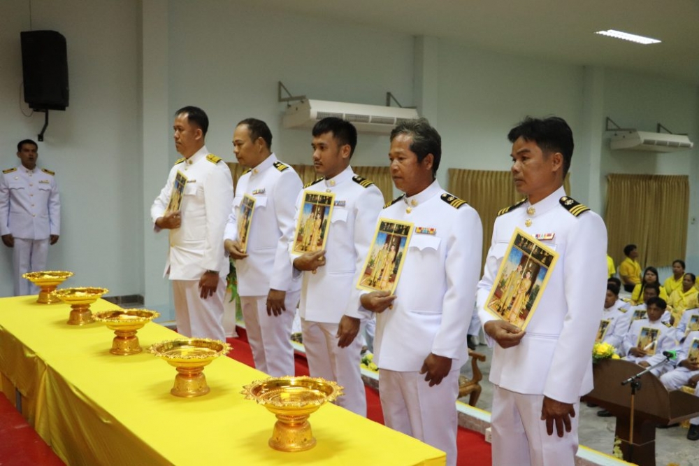 พิธีมอบพระบรมฉายาลักษณ์พระบาทสมเด็จพระเจ้าอยู่หัว