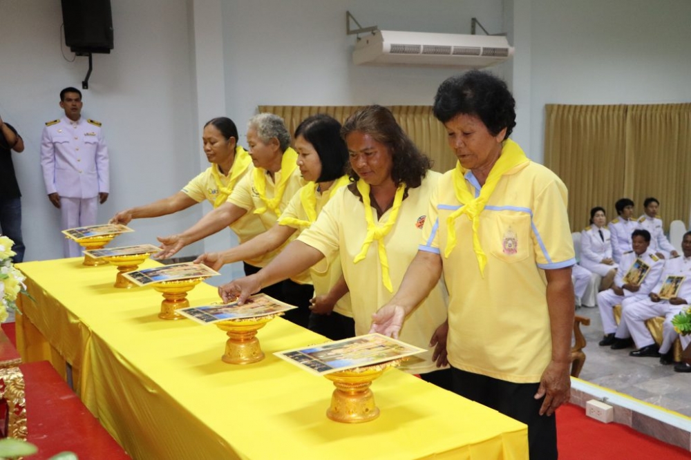 พิธีมอบพระบรมฉายาลักษณ์พระบาทสมเด็จพระเจ้าอยู่หัว