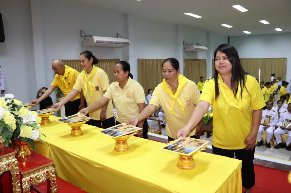 พิธีมอบพระบรมฉายาลักษณ์พระบาทสมเด็จพระเจ้าอยู่หัว