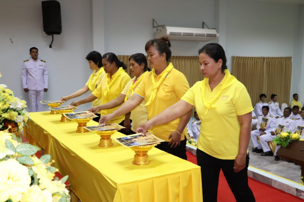 พิธีมอบพระบรมฉายาลักษณ์พระบาทสมเด็จพระเจ้าอยู่หัว