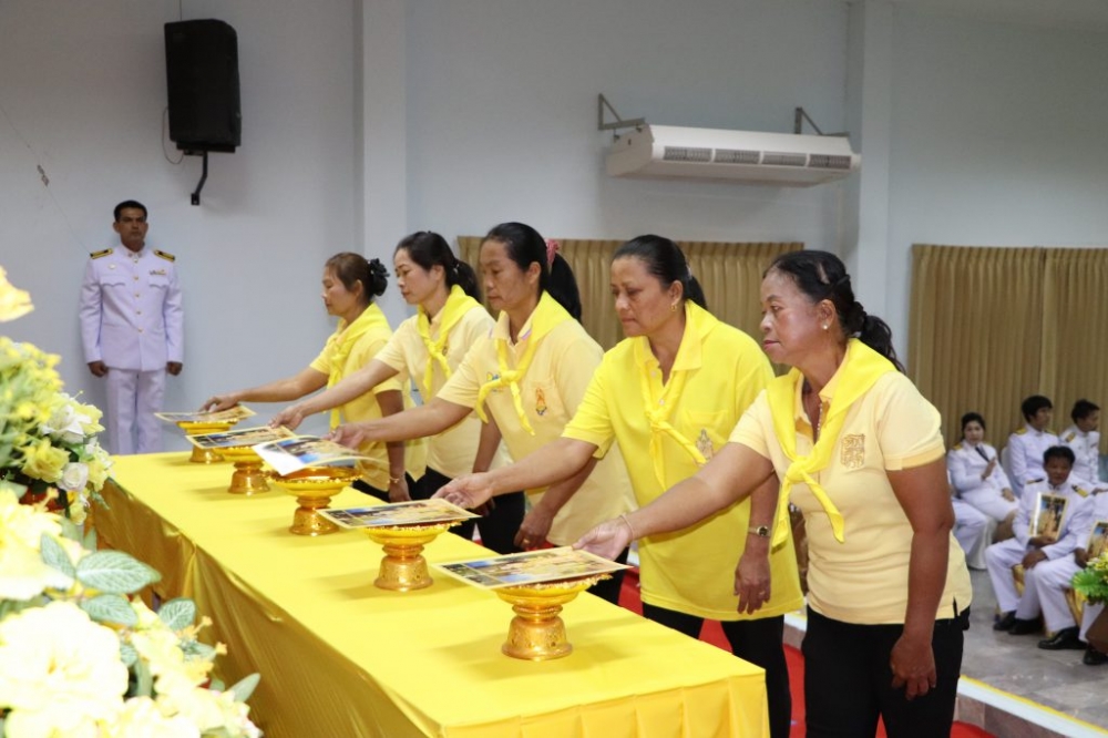 พิธีมอบพระบรมฉายาลักษณ์พระบาทสมเด็จพระเจ้าอยู่หัว