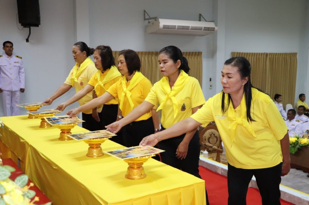 พิธีมอบพระบรมฉายาลักษณ์พระบาทสมเด็จพระเจ้าอยู่หัว
