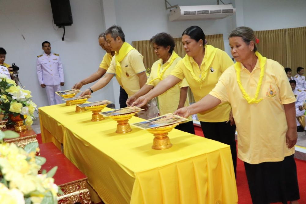 พิธีมอบพระบรมฉายาลักษณ์พระบาทสมเด็จพระเจ้าอยู่หัว