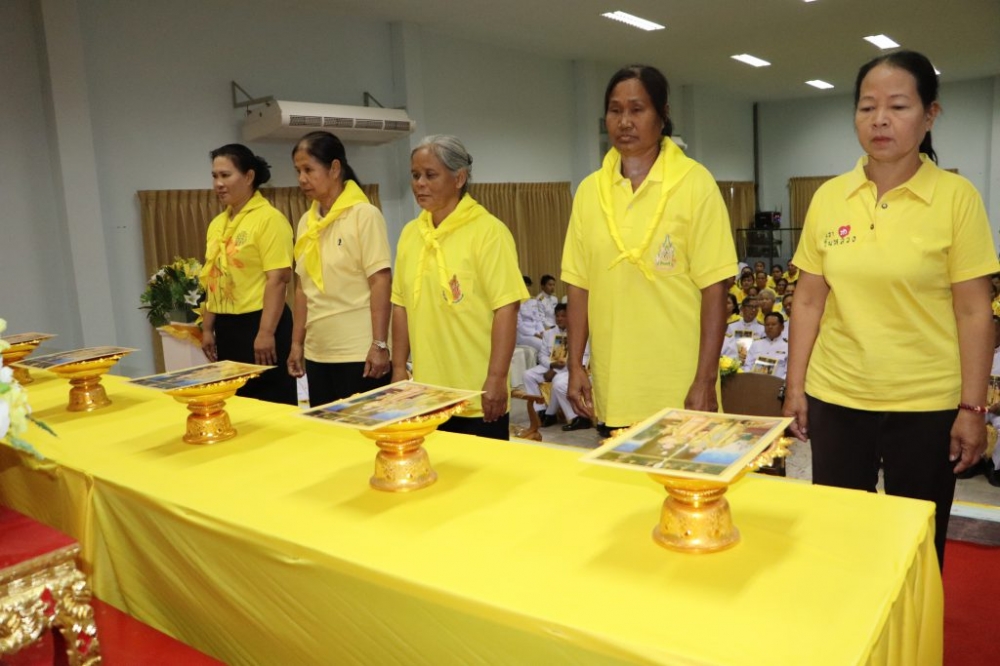 พิธีมอบพระบรมฉายาลักษณ์พระบาทสมเด็จพระเจ้าอยู่หัว