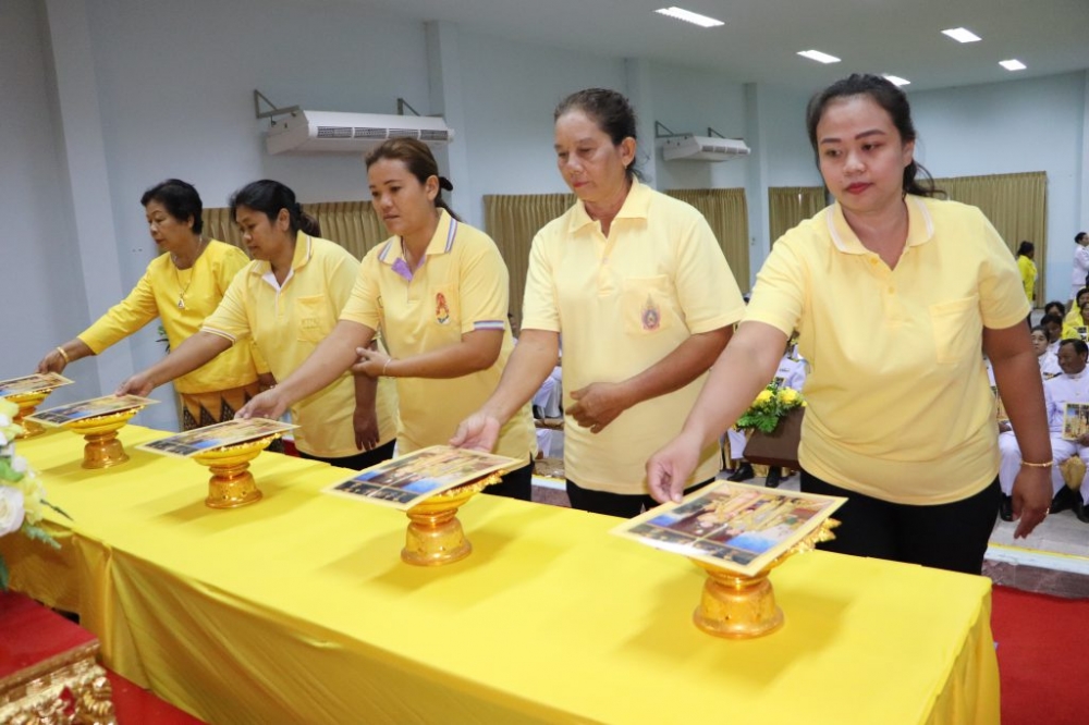 พิธีมอบพระบรมฉายาลักษณ์พระบาทสมเด็จพระเจ้าอยู่หัว