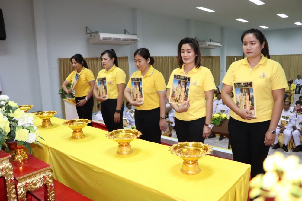 พิธีมอบพระบรมฉายาลักษณ์พระบาทสมเด็จพระเจ้าอยู่หัว