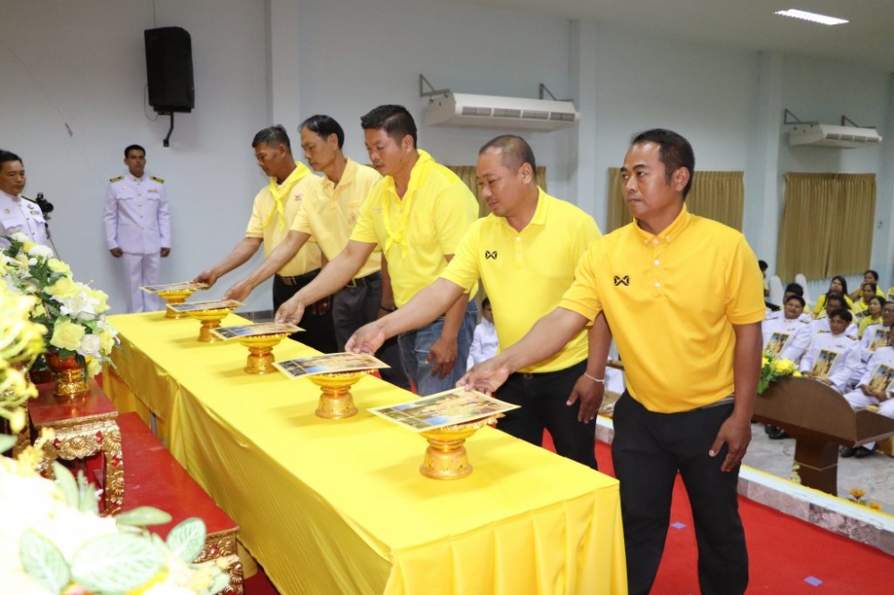 พิธีมอบพระบรมฉายาลักษณ์พระบาทสมเด็จพระเจ้าอยู่หัว