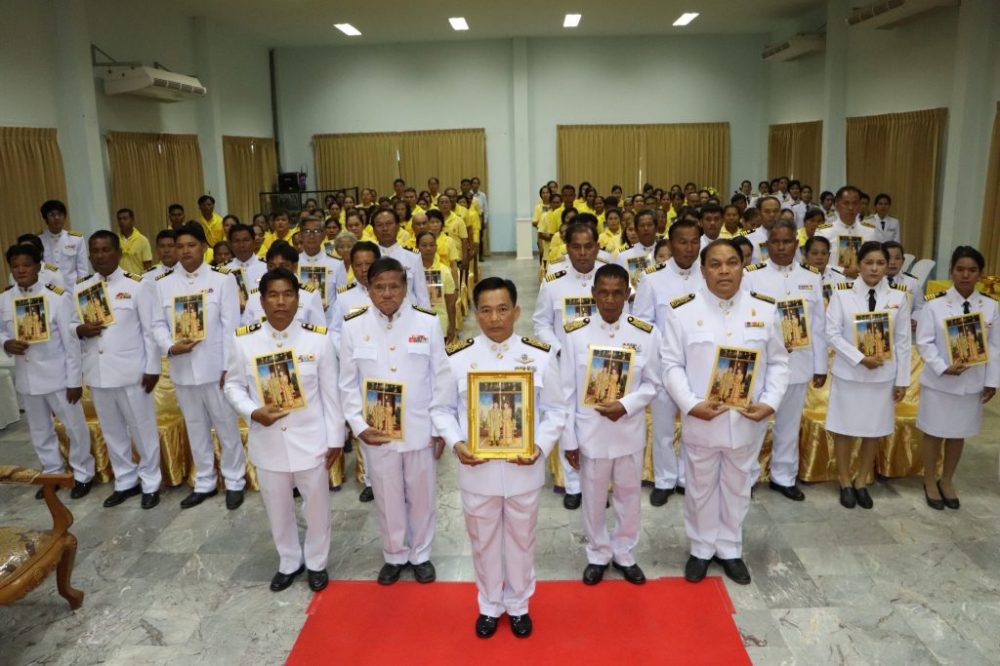 พิธีมอบพระบรมฉายาลักษณ์พระบาทสมเด็จพระเจ้าอยู่หัว