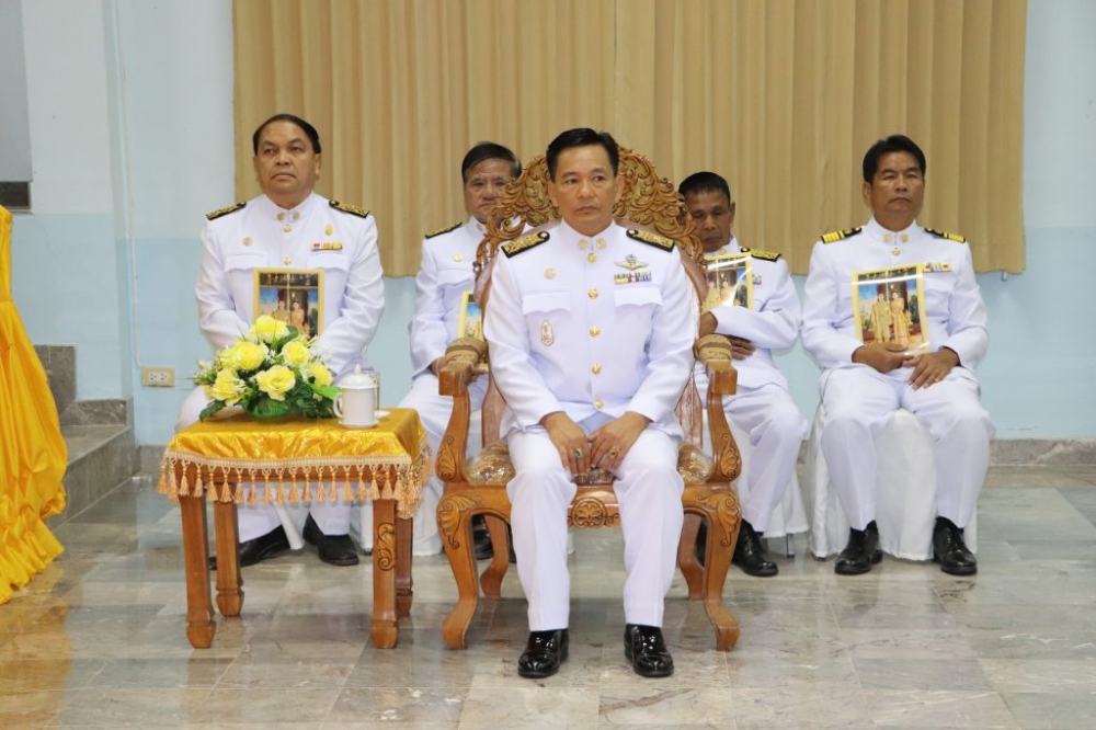 พิธีมอบพระบรมฉายาลักษณ์พระบาทสมเด็จพระเจ้าอยู่หัว