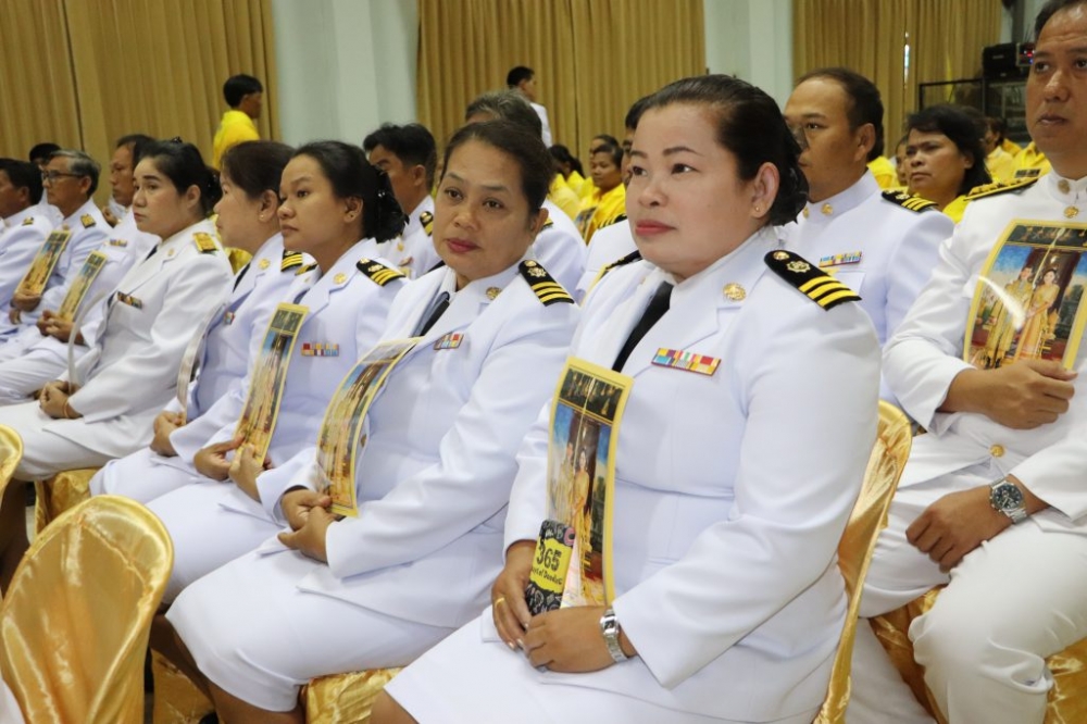 พิธีมอบพระบรมฉายาลักษณ์พระบาทสมเด็จพระเจ้าอยู่หัว