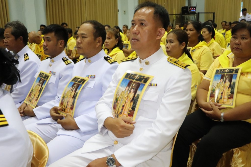 พิธีมอบพระบรมฉายาลักษณ์พระบาทสมเด็จพระเจ้าอยู่หัว