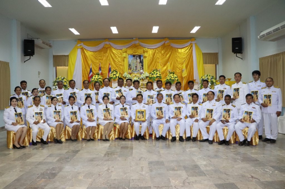 พิธีมอบพระบรมฉายาลักษณ์พระบาทสมเด็จพระเจ้าอยู่หัว