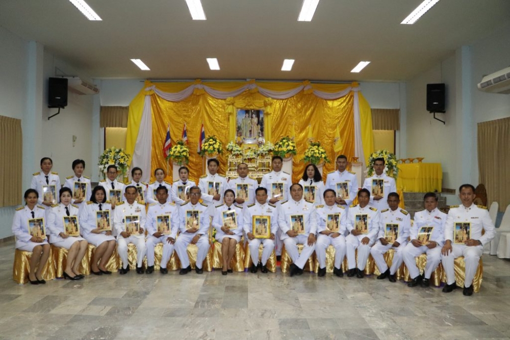 พิธีมอบพระบรมฉายาลักษณ์พระบาทสมเด็จพระเจ้าอยู่หัว