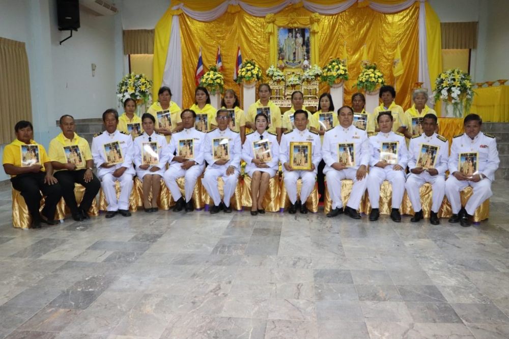 พิธีมอบพระบรมฉายาลักษณ์พระบาทสมเด็จพระเจ้าอยู่หัว