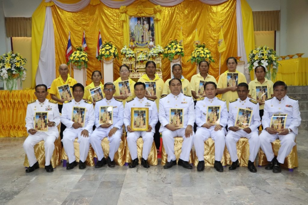 พิธีมอบพระบรมฉายาลักษณ์พระบาทสมเด็จพระเจ้าอยู่หัว