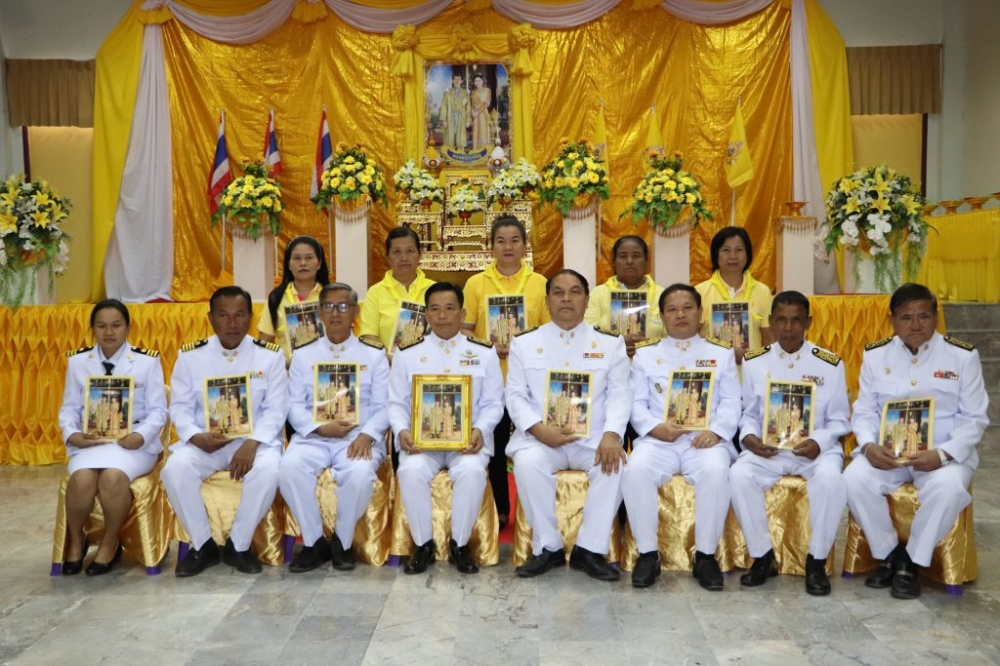 พิธีมอบพระบรมฉายาลักษณ์พระบาทสมเด็จพระเจ้าอยู่หัว