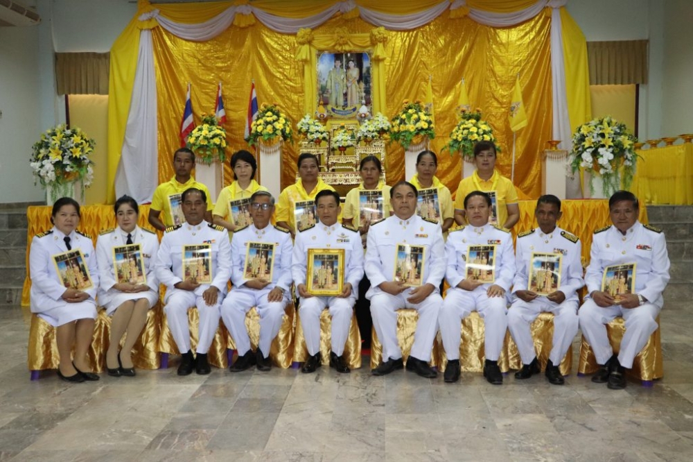 พิธีมอบพระบรมฉายาลักษณ์พระบาทสมเด็จพระเจ้าอยู่หัว