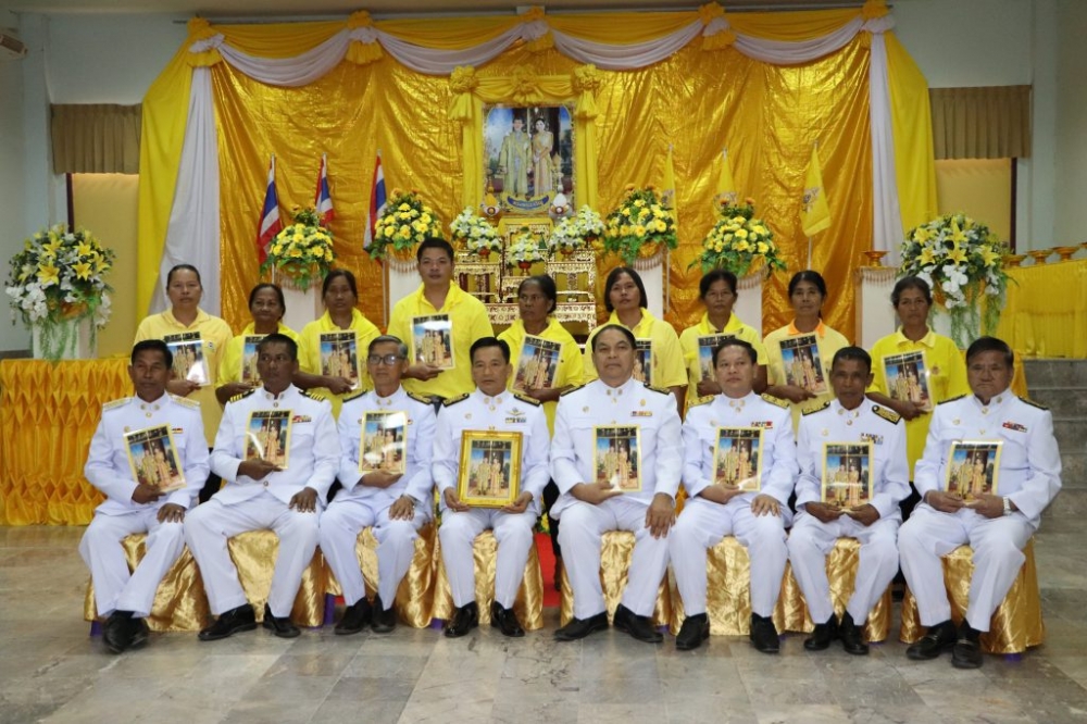 พิธีมอบพระบรมฉายาลักษณ์พระบาทสมเด็จพระเจ้าอยู่หัว