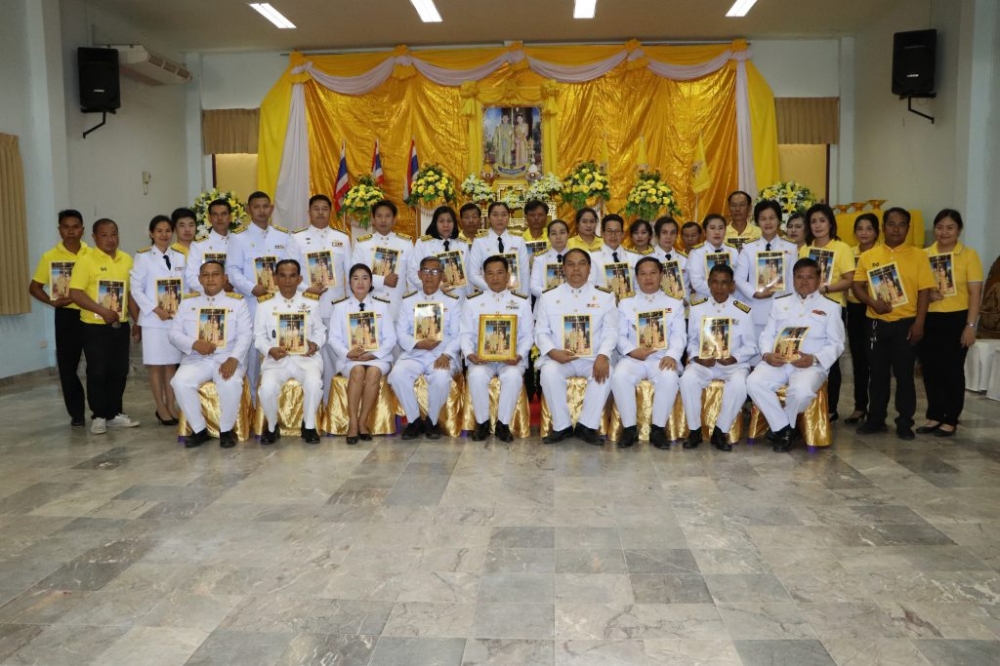 พิธีมอบพระบรมฉายาลักษณ์พระบาทสมเด็จพระเจ้าอยู่หัว