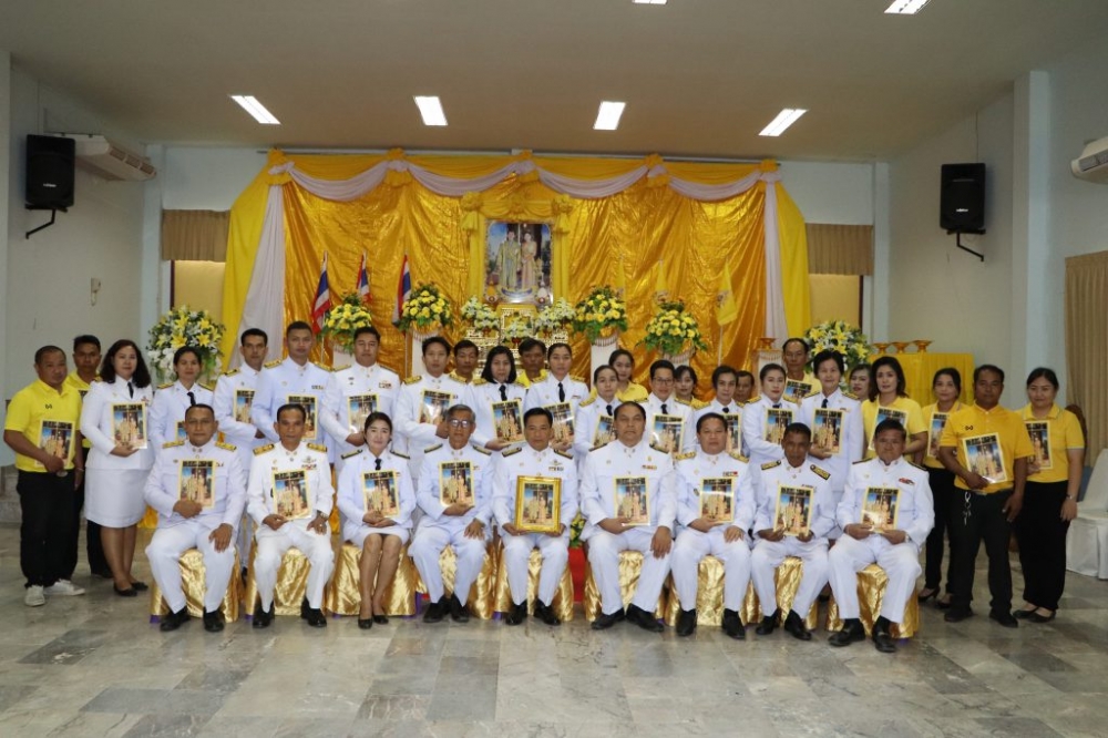 พิธีมอบพระบรมฉายาลักษณ์พระบาทสมเด็จพระเจ้าอยู่หัว