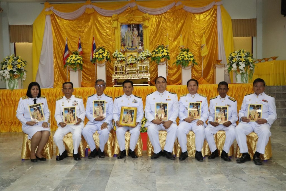 พิธีมอบพระบรมฉายาลักษณ์พระบาทสมเด็จพระเจ้าอยู่หัว